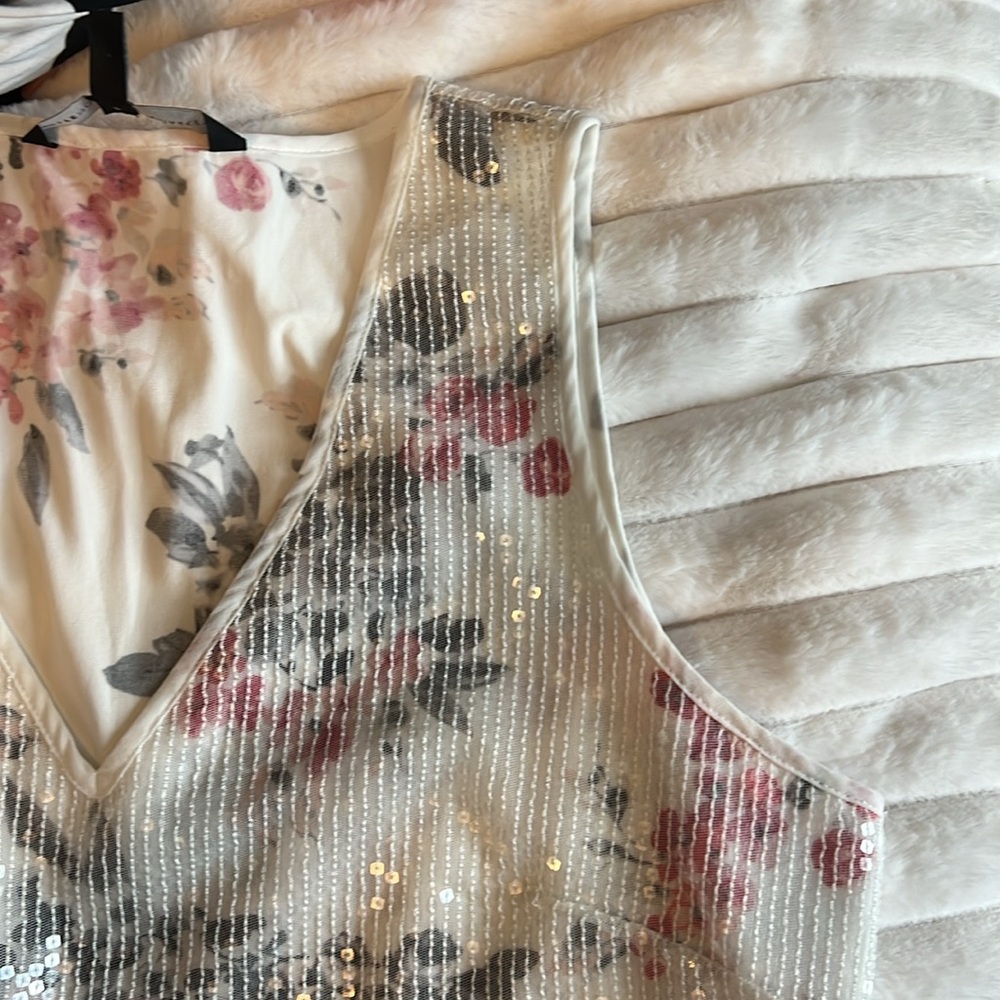 White House Black Market Ivory Floral Sequin V-Neck Tank - Picture 4 of 4